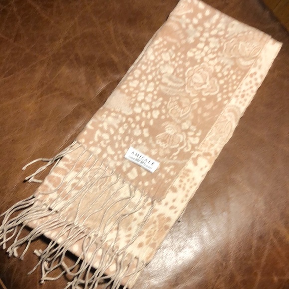 Amicable silk scarf - Picture 2 of 4